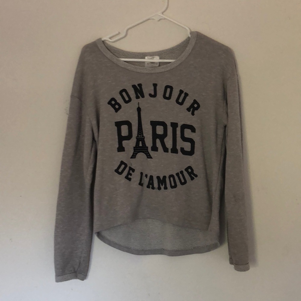 gray long sleeved shirt